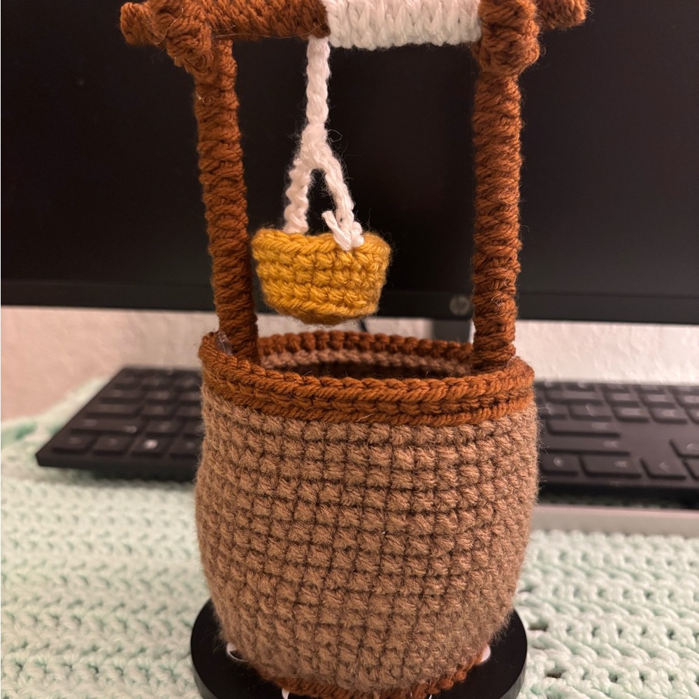 Handcrafted Brown and Gold Crochet Wishing Well Pozo a crochet